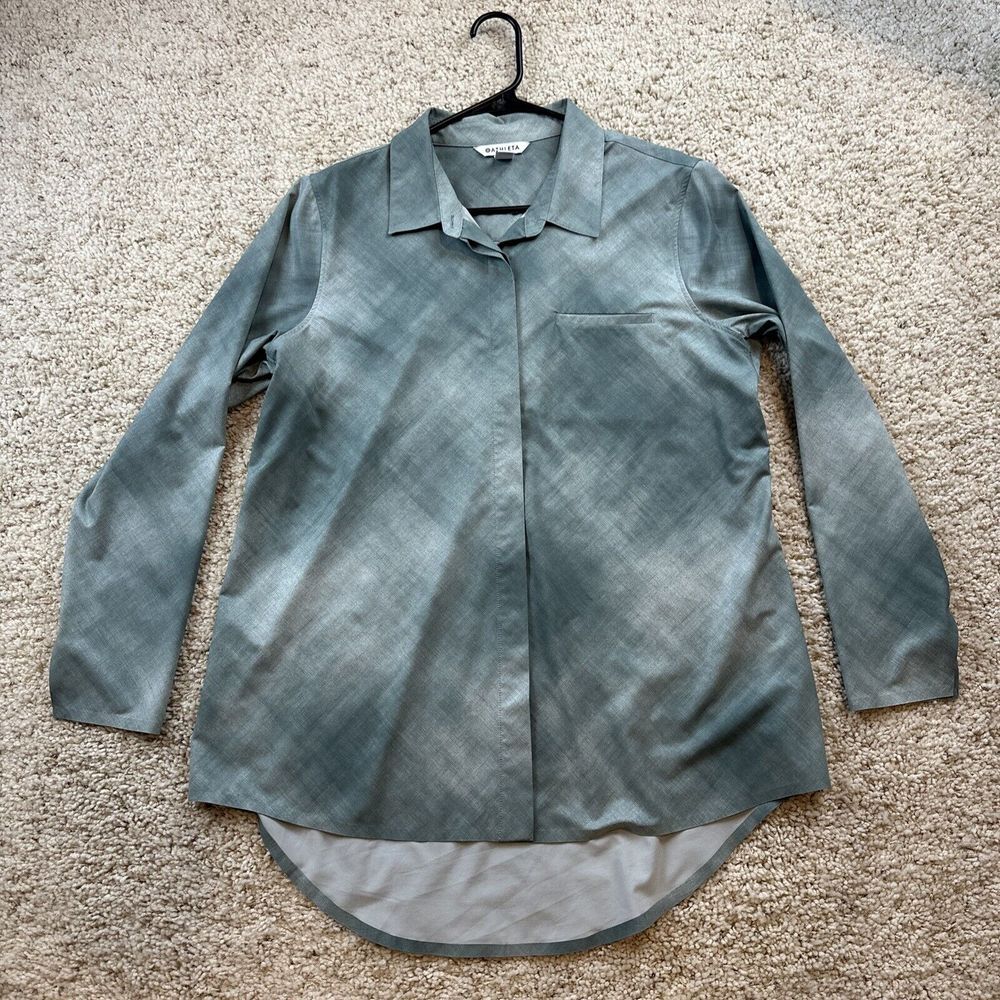 Athleta Urbanite Printed Button Down Blouse in Denali Gray Green Size L